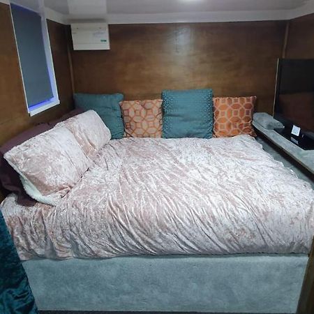 Adorable Private Suite With Free Street Parking Leicester Exterior photo