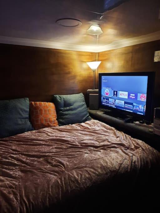 Adorable Private Suite With Free Street Parking Leicester Exterior photo